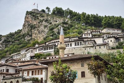 历史小镇Berat的景观和建筑在陡峭的山上
