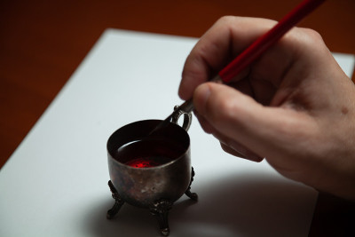 用手蘸墨水