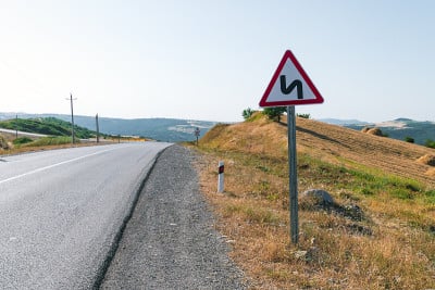 道路标志是一条蜿蜒的道路