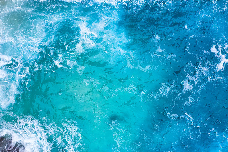 海浪作为背景。蓝色的水背景从俯视图。Seacape无人机。印尼巴厘岛。旅游形象