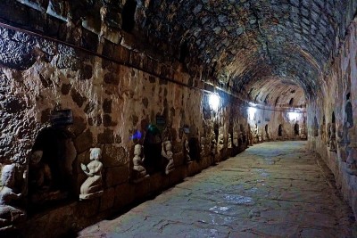缅甸若开邦Mrauk U古Htukkhanthein寺庙的走廊