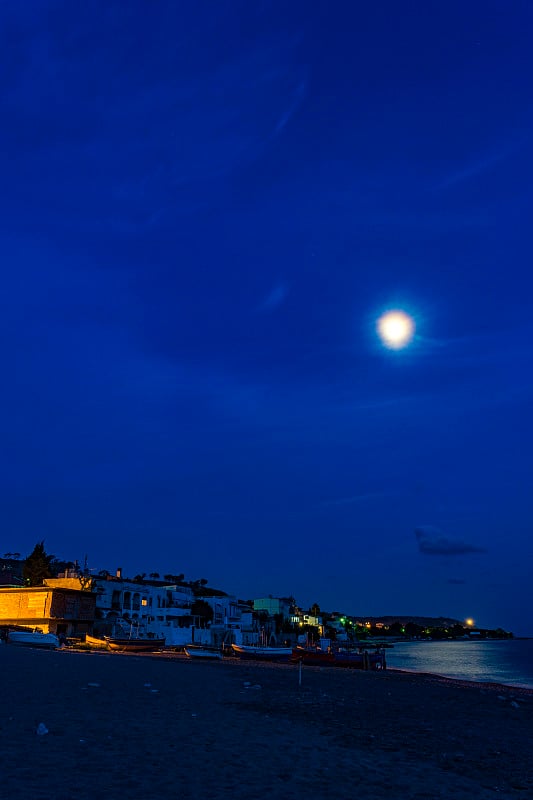 夜晚的景观与云彩和星空