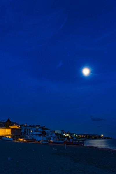 夜晚的景观与云彩和星空