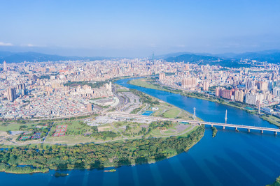 台北城市鸟瞰图-亚洲商业概念图像，白天和蓝天下的全景现代城市景观建筑鸟瞰图，拍摄于台湾台北。