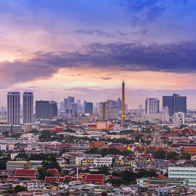 曼谷的城市景观与日落天空的背景，曼谷是泰国的现代大都市和游客的最爱