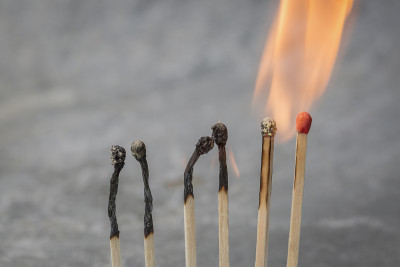 一排燃烧的火柴