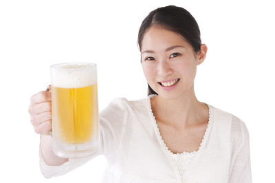 亚洲年轻女子拿着啤酒草