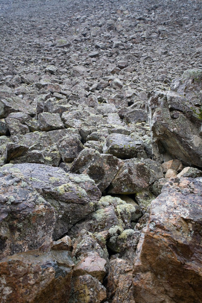 山坡上有摇摇欲坠的天然石料