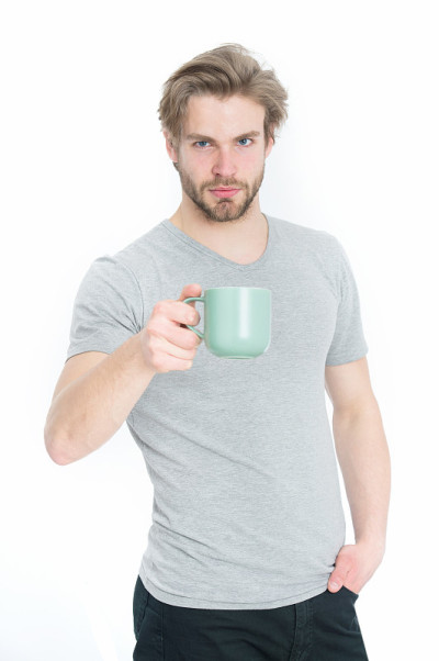 办公室的人手里拿着咖啡杯