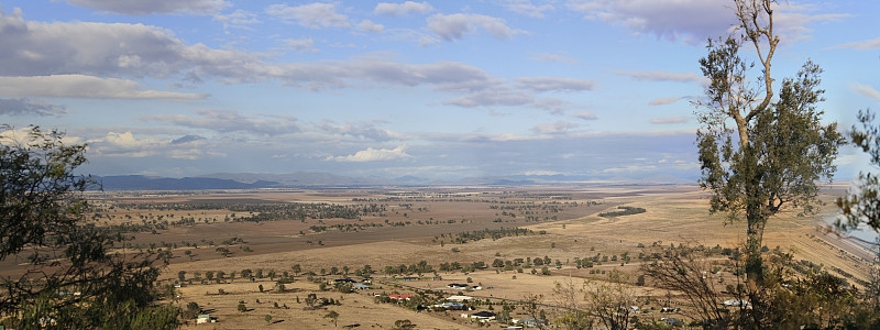 在Gunnedah，新南威尔士州，澳大利亚农村的干旱，干旱的农田全景