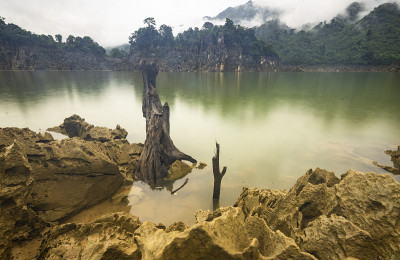 越南南杭美丽的湖和山景