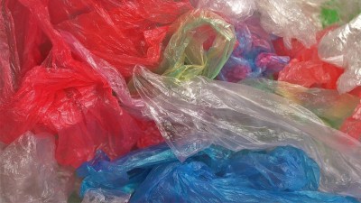 一堆用过的、空的、旧的购物塑料袋、包装袋和袋子