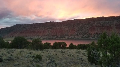 火焰山水库沙漠沉积地层上的日落