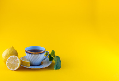 彩色背景上的茶杯