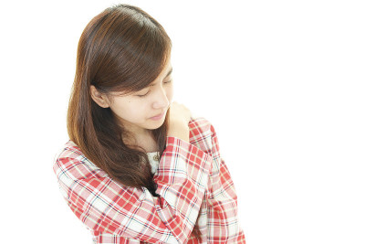 肩膀疼的女人。