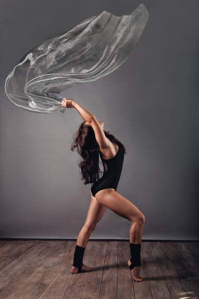 用织物跳舞的女舞者