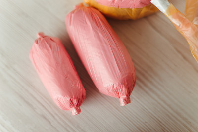 塑料微粒。由塑料袋制成的人造食品