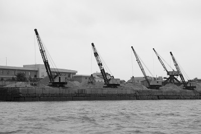 起重机在河岸