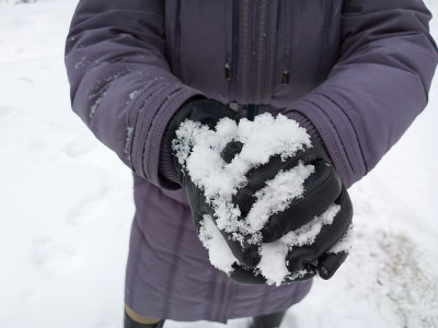 雪在手中。