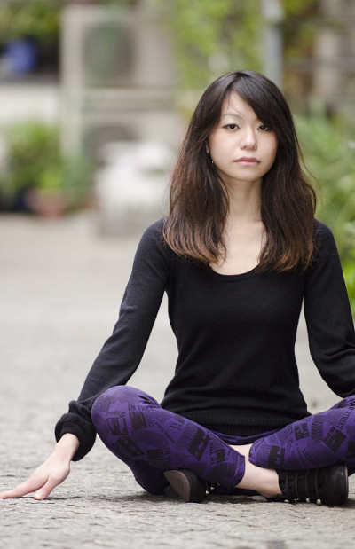 日本女孩在东京街头拍照