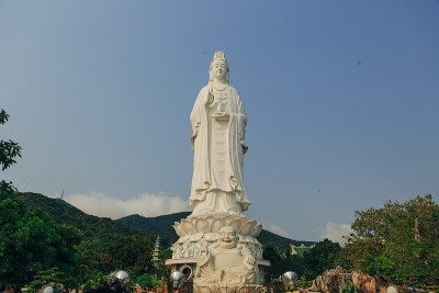 岘港大佛位于越南岘港松特半岛的林翁塔