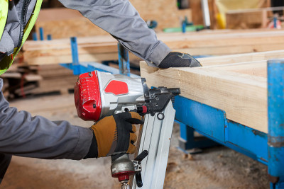 为木屋建墙。工人使用框架钉