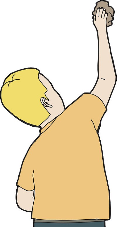 男人用抹布擦拭