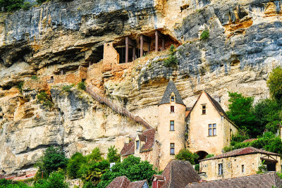 La Roque Gageac村，法国。在山坡上有通往地窖的楼梯。