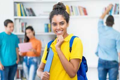 美丽的印度女学生与多民族学生群体