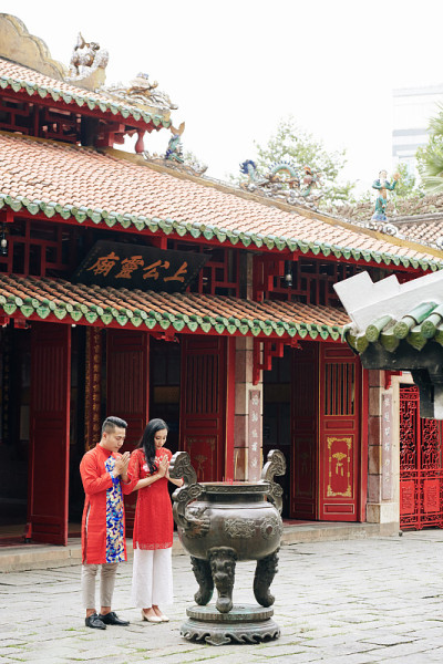 年轻的佛教夫妇在祈祷