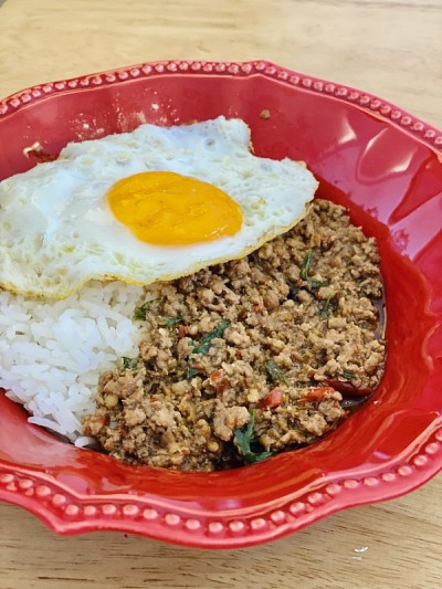 泰国菜，加糕，肉末加罗勒。