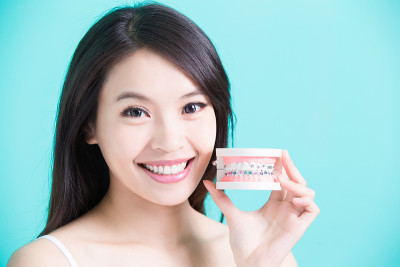 女子取假牙