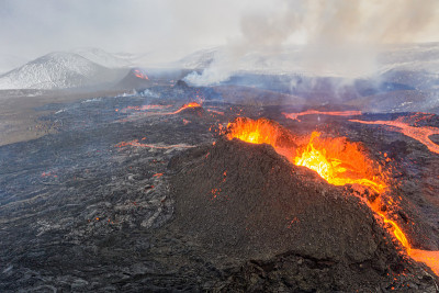 在冰岛法格拉达尔火山喷发的熔岩上飞行，冰岛