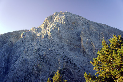 白山中布满岩石