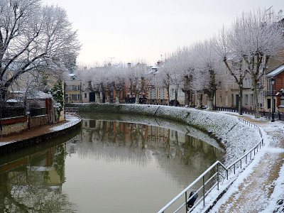 蒙达吉斯布瑞尔运河纤道上的雪屋