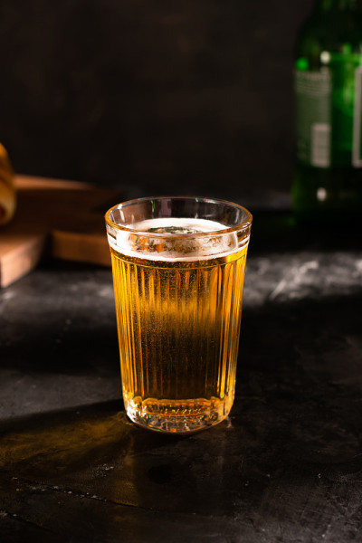黑色的桌子上放着淡啤酒