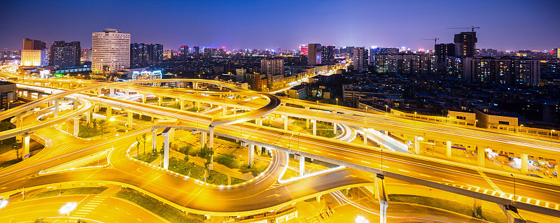 天际线和高架路