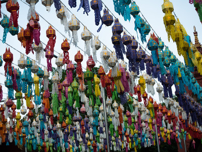 七彩灯洛伊喀拉通寺Phra那Haripunchai Lamphun Th