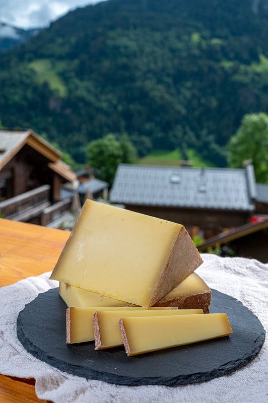 背景:上萨瓦的奶酪收藏，法国奶酪伯爵，博福特，丰度和法国山村