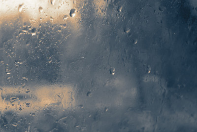 下雨时滴在玻璃上