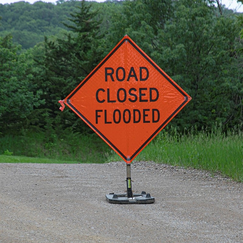 警告标志道路封闭水浸