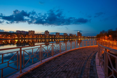 夜晚的城市倒影在河上