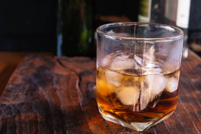 木桌上有酒杯