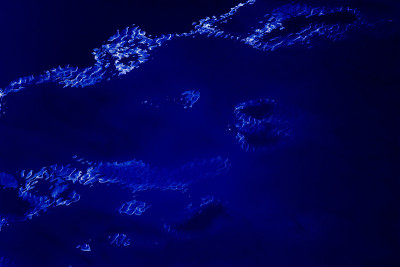 夜间蓝色的光在海上反射