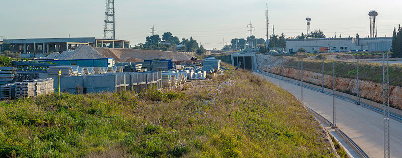 用于建设新铁路线的地下通道和隧道。铁路电气化污水和金属格子管道详图。