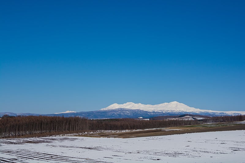 积雪残留的高地和雪山