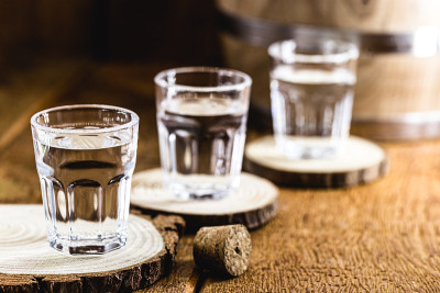高质量的蒸馏酒精。巴西银cachaça，称为pinga，伏特加，白朗姆酒，利口酒，纯饮料，Poití