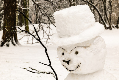 雪人。冬天在克拉科夫的波兰飞行员公园