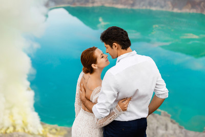 在火山口的新婚夫妇