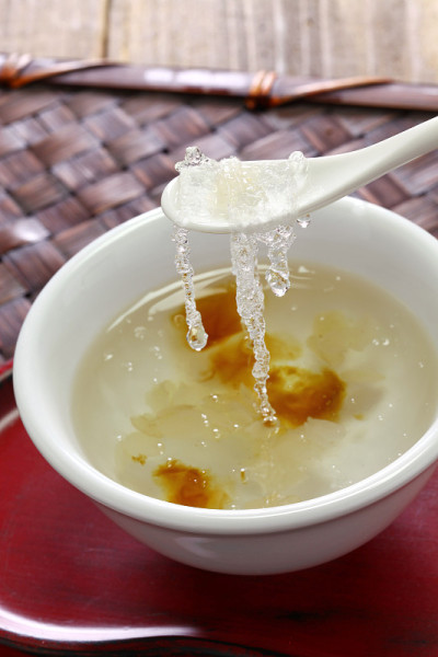 中国甜品汤汁;桃胶、雪燕、皂素米